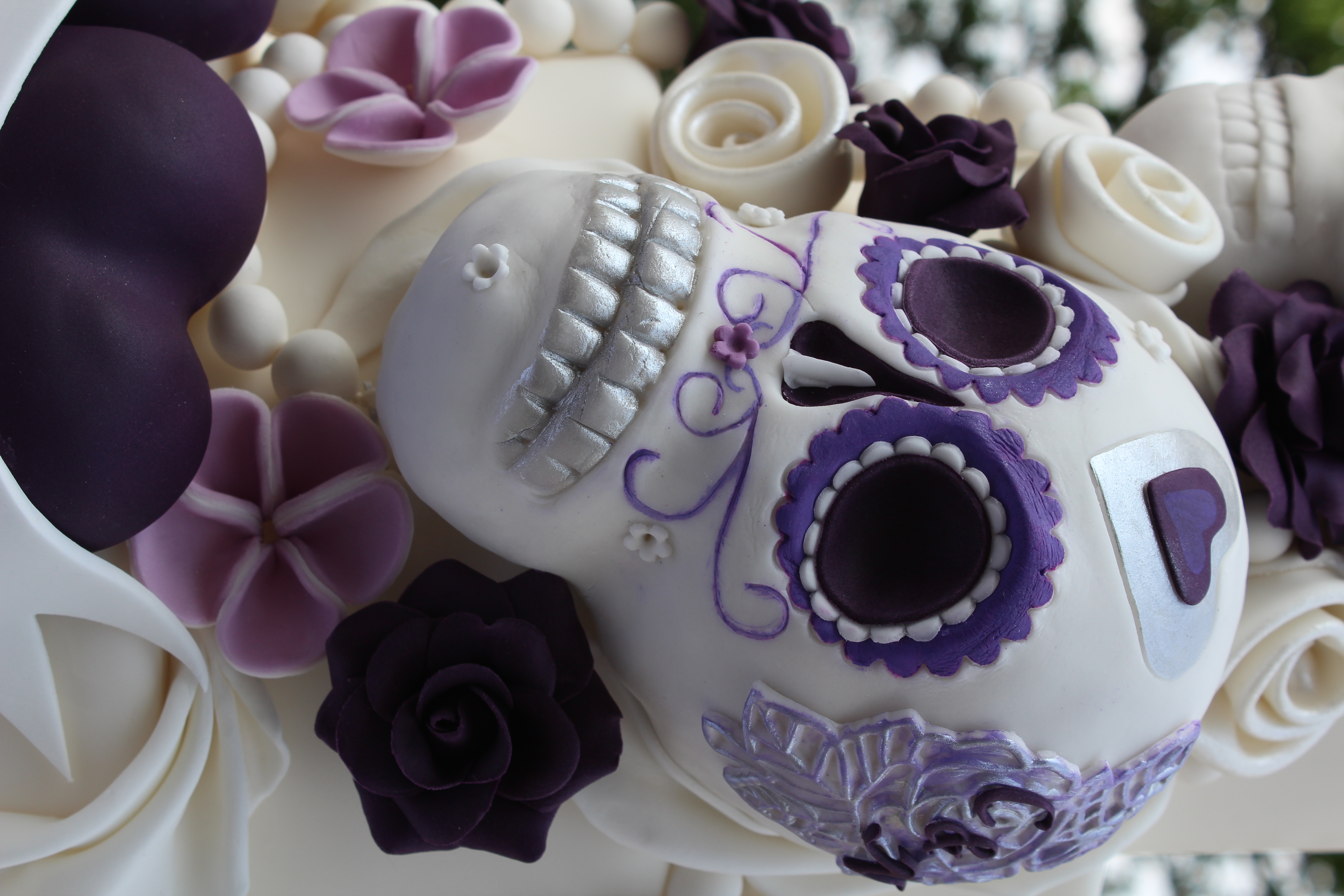 Closup of fondant skull on the cake